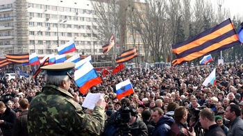 ウクライナ東部分離独立派の集会.jpg
